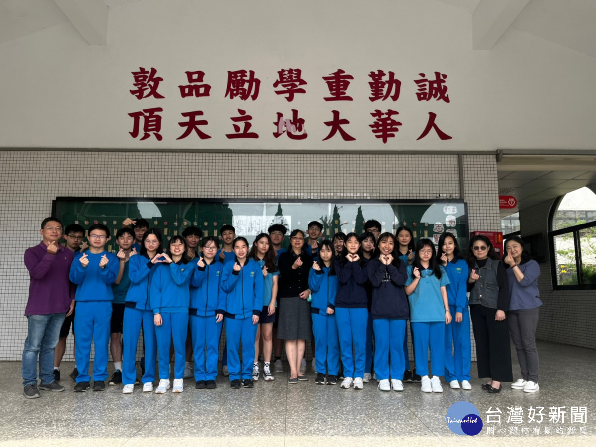 繁星錄取學子與師長合影。