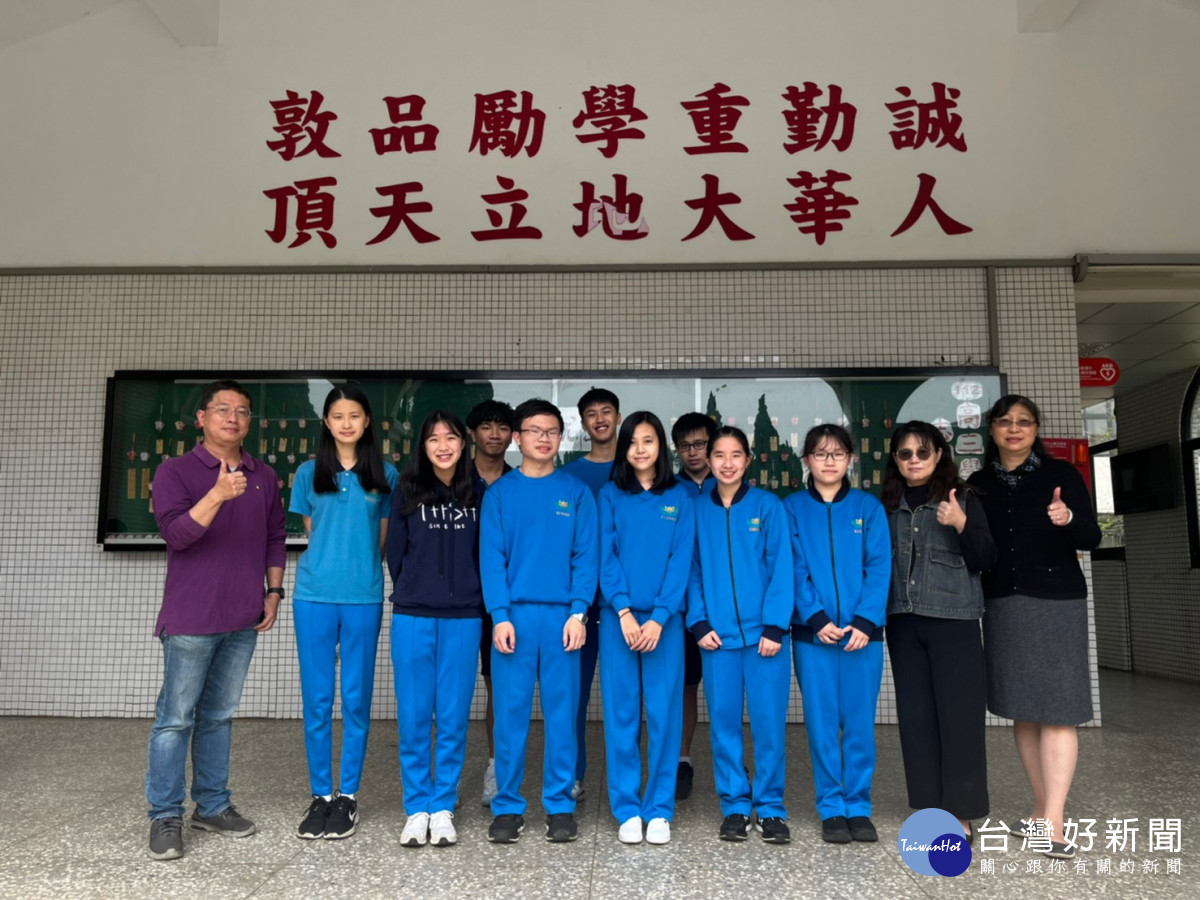 頂大及醫學校系學子與師長合影。<br /><br /> <br /><br />