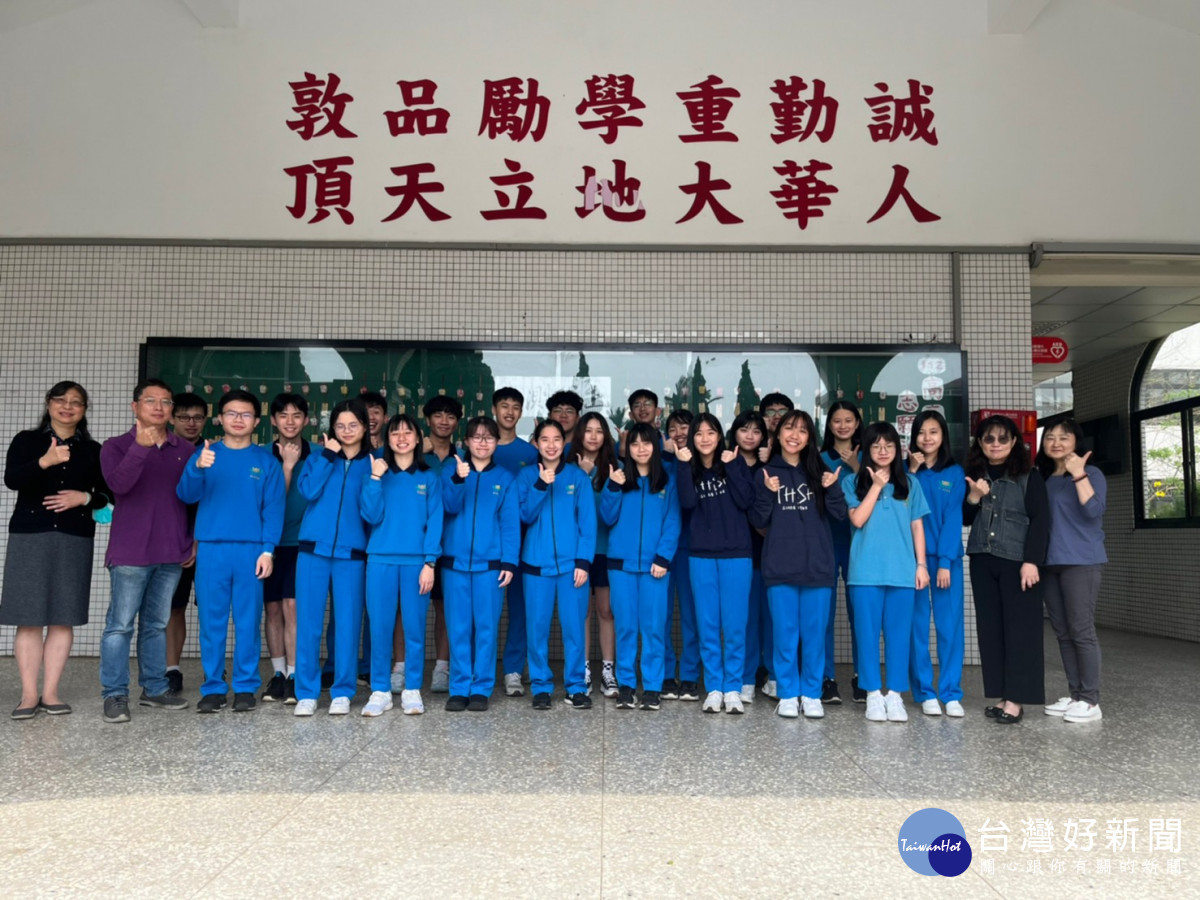 繁星錄取學子與師長合影。<br /><br />