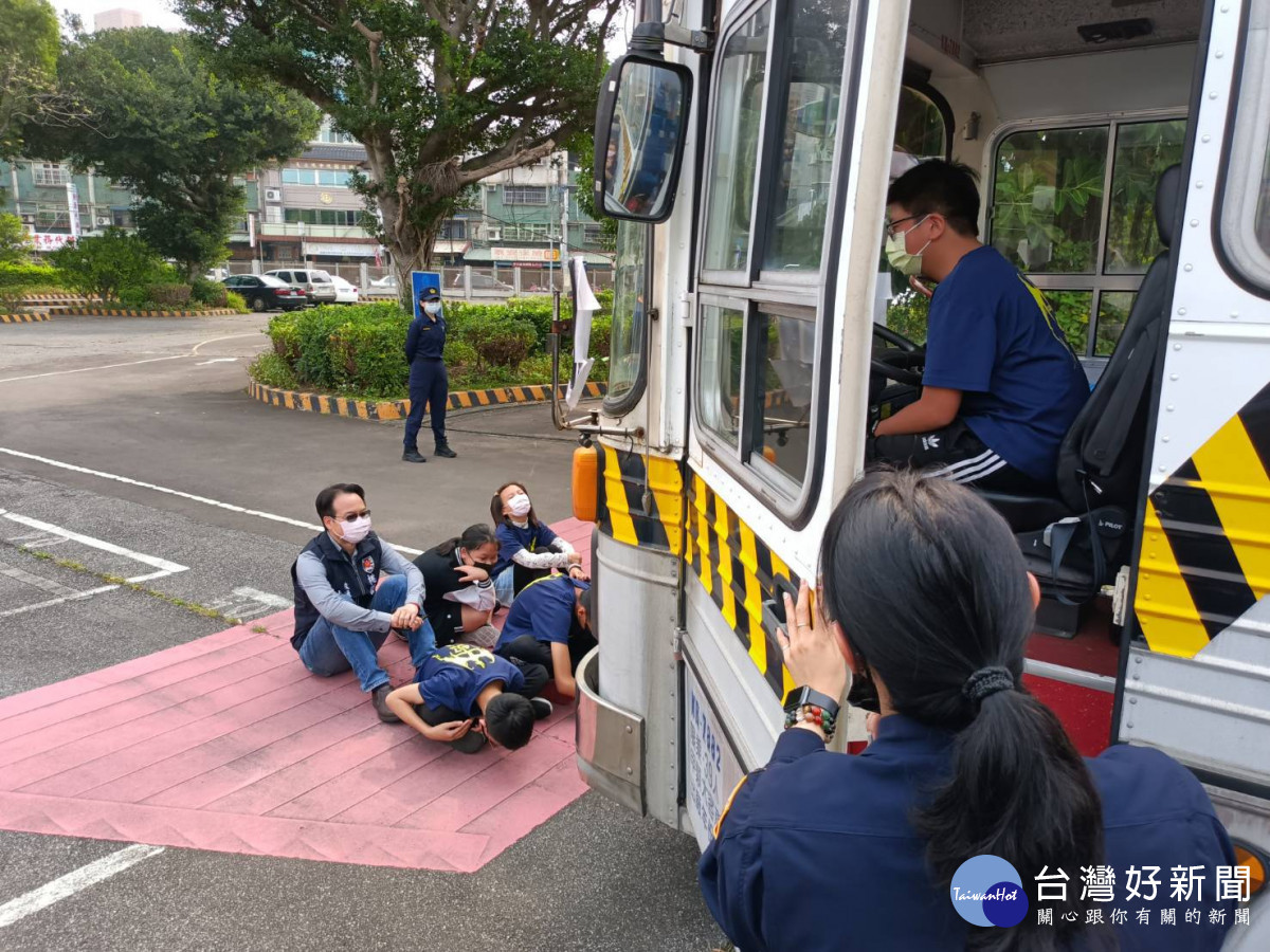 桃警察辦理內輪差及視野死角實景展演。<br /><br /> <br /><br />