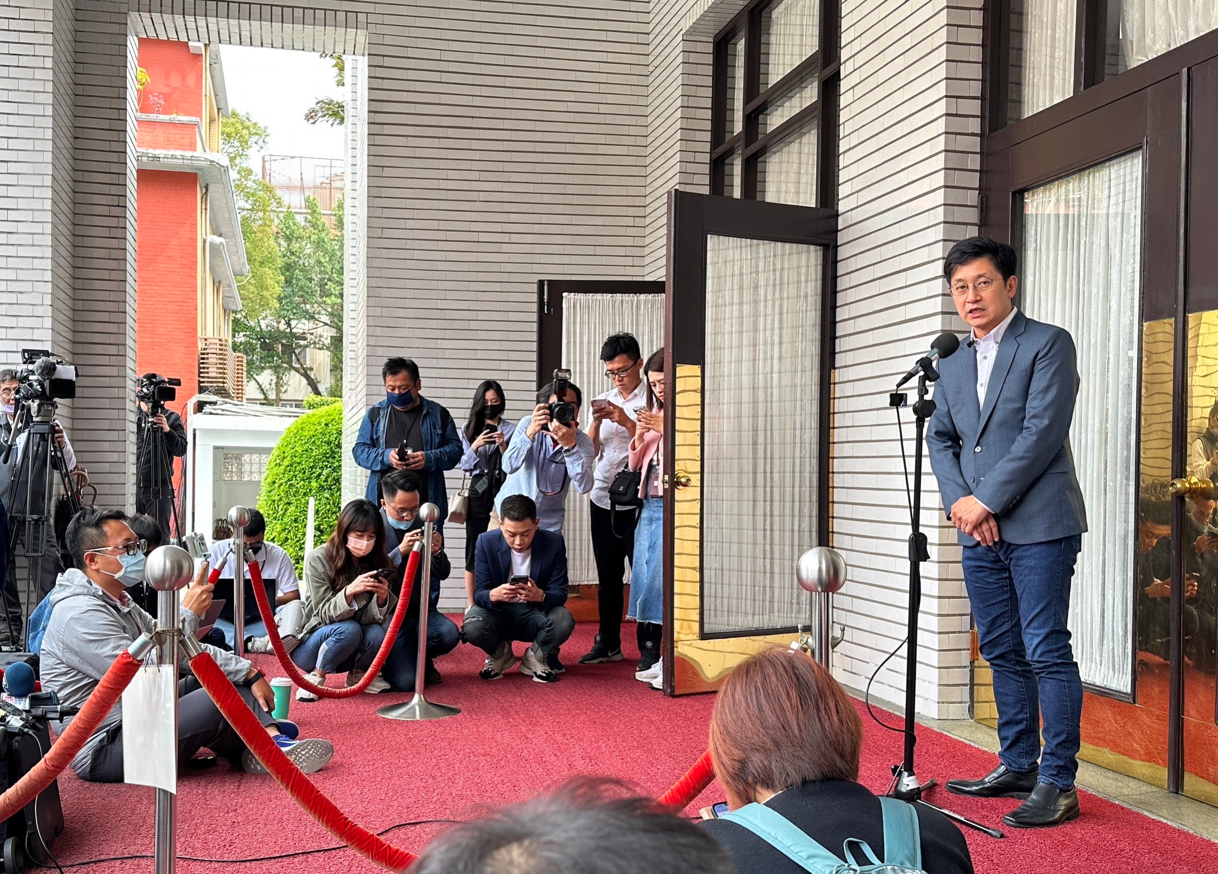 民進黨立委蔡適應說明不競選連任,被問到是否為下屆基隆市長選舉備戰,他笑而未答。林啟弘攝