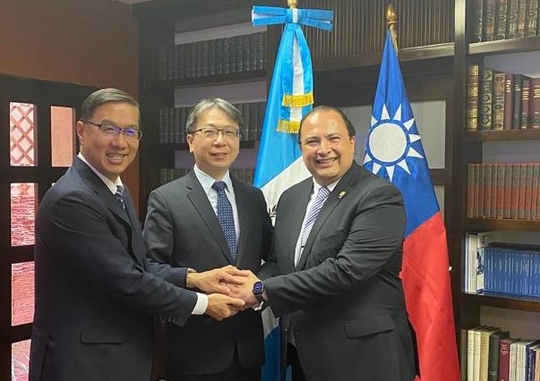 瓜國外交部今揭露,國安局長蔡明彥偕我國駐瓜國大使曹立傑,與瓜國外交部長步卡羅(Mario Búcaro)會面。翻攝瓜國推特。