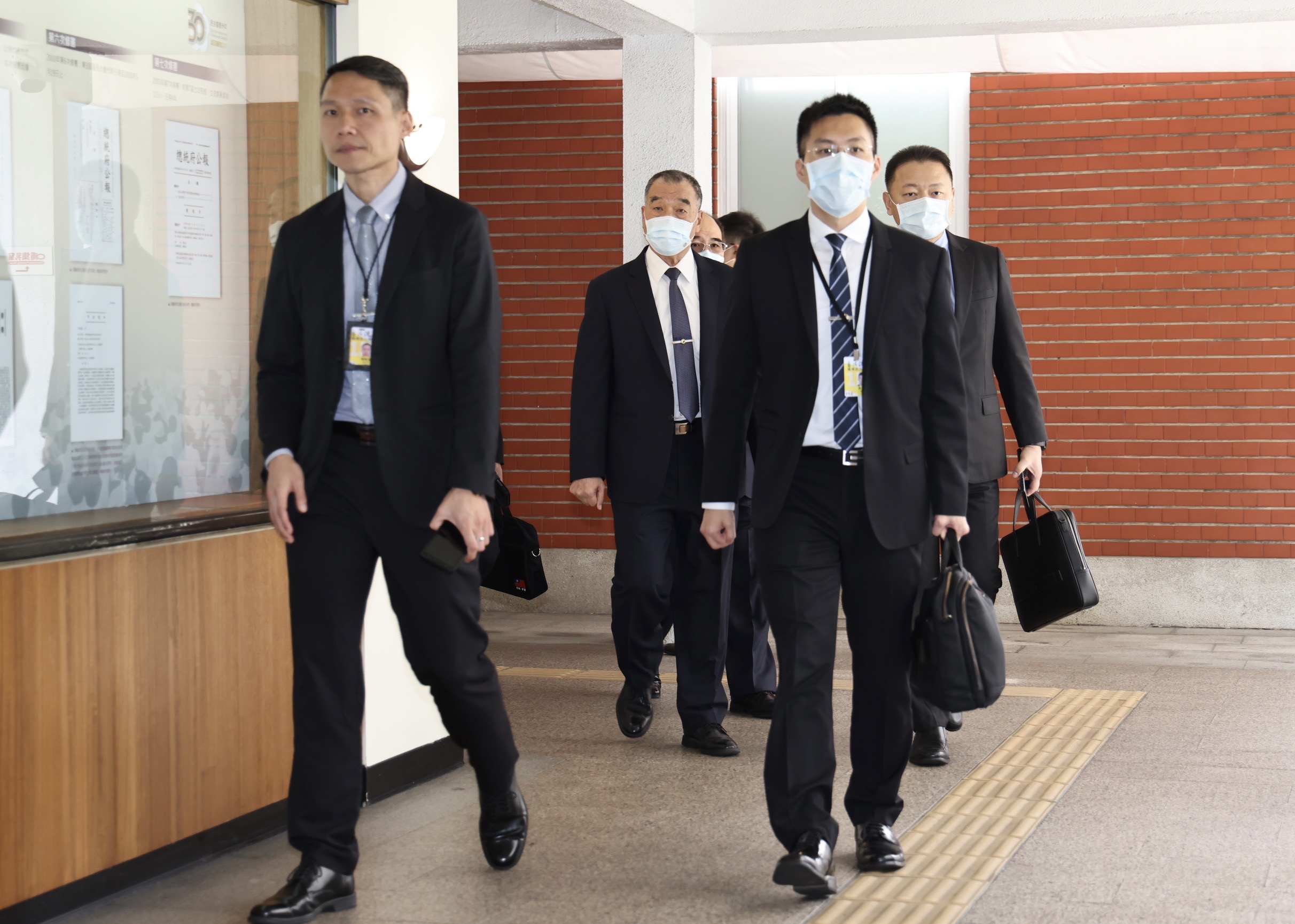 金門二膽上兵擅自離營,目前人在廈門,國防部長邱國正(左2)說是否投共由法務人員判定。林啟弘攝