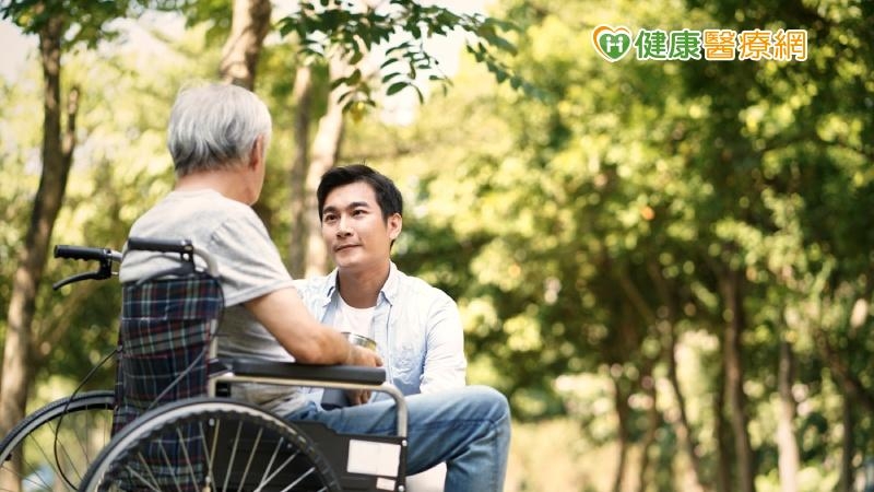【失能照護】如何照顧殘疾家人? 請看護還是送安養中心