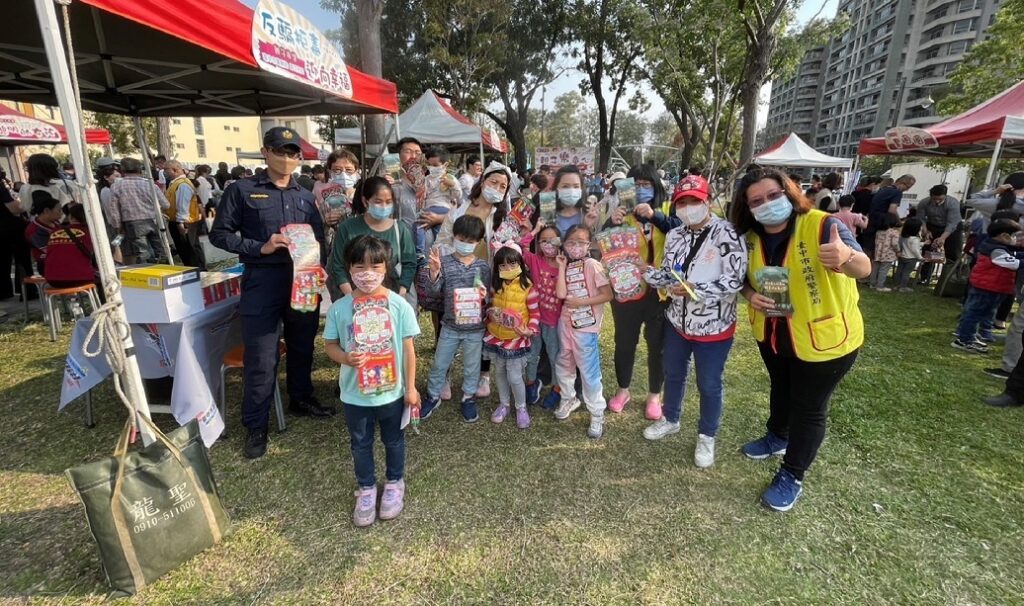▲ 綠川水淨樂園舉辦「小手牽大手,闖關享恩典」親子市集,正義警擺攤超吸睛 (圖/台中市警察局 提供)