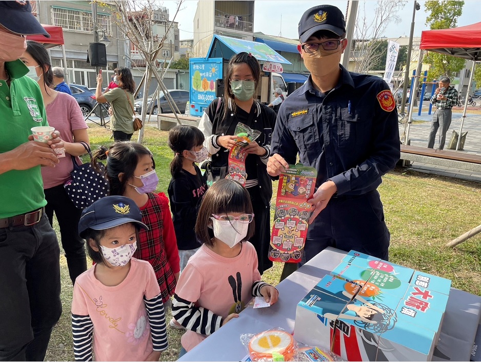 ▲ 警方設攤犯罪預防宣導好用心,小朋友努力闖關成功超開心 (圖/台中市警察局 提供)