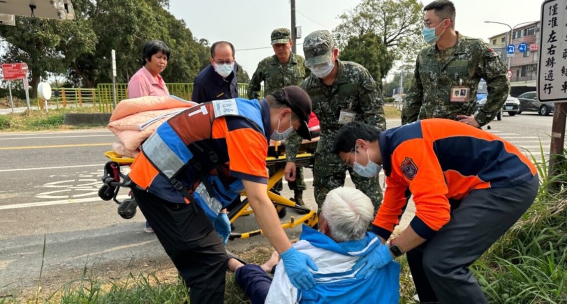 八軍團官兵遇突發車禍展愛心 受傷民眾好暖心