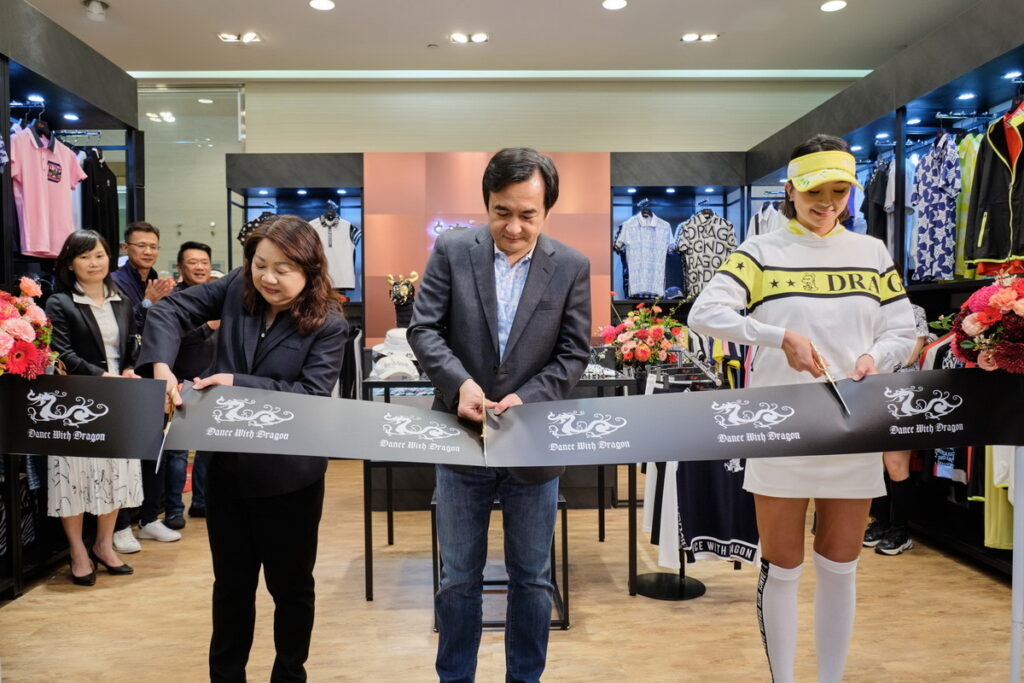 為歡慶「Dance With Dragon」首間店在復興SOGO隆重登場,特邀蘇開建董事長(中)、SOGO敦化復興店 許淑賢店長(左)、職業高爾夫選手 郭艾榛共同剪綵。