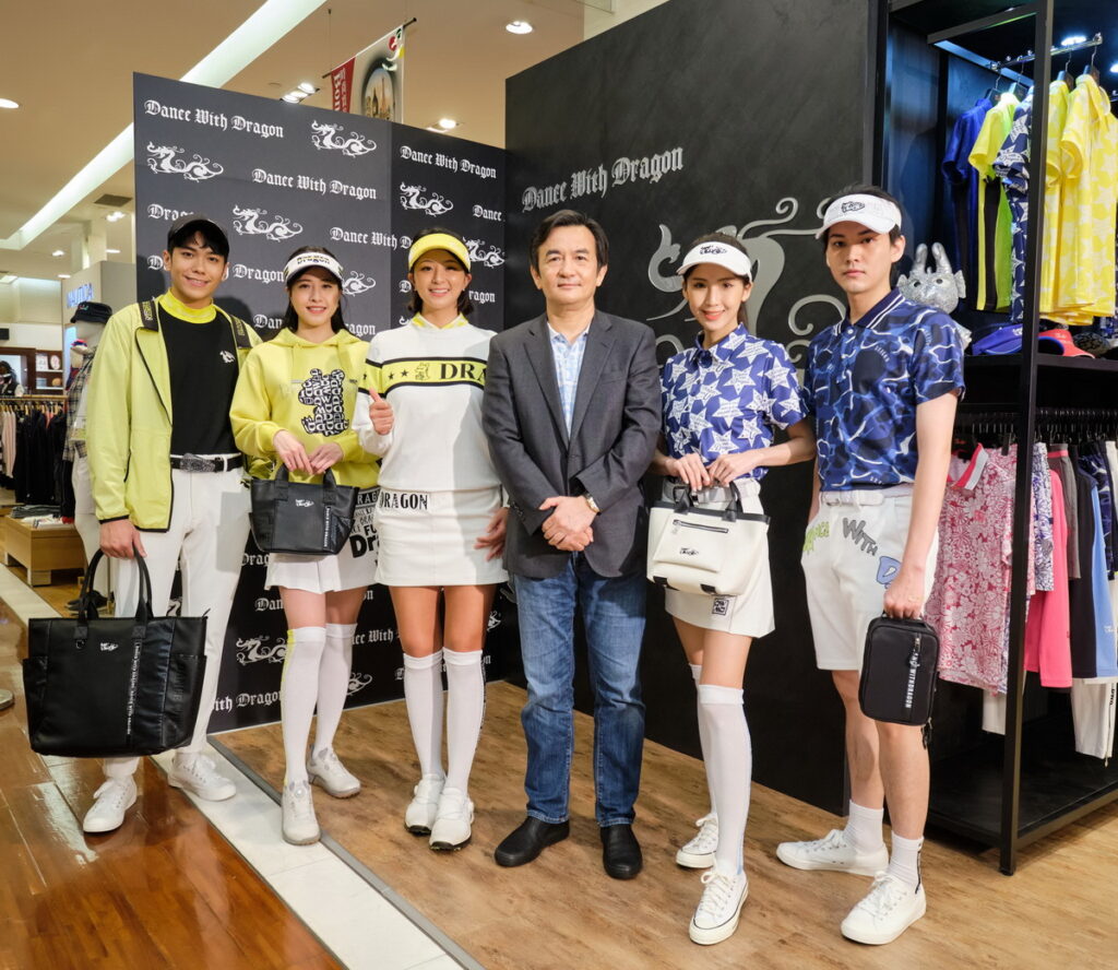 全台首間店開幕,特邀達蘇開建董事長、職業高爾夫選手 郭艾榛與模特兒共同為日本匠心文化精神的高爾夫時尚休閒服飾「Dance With Dragon」,展示新品系列服飾。