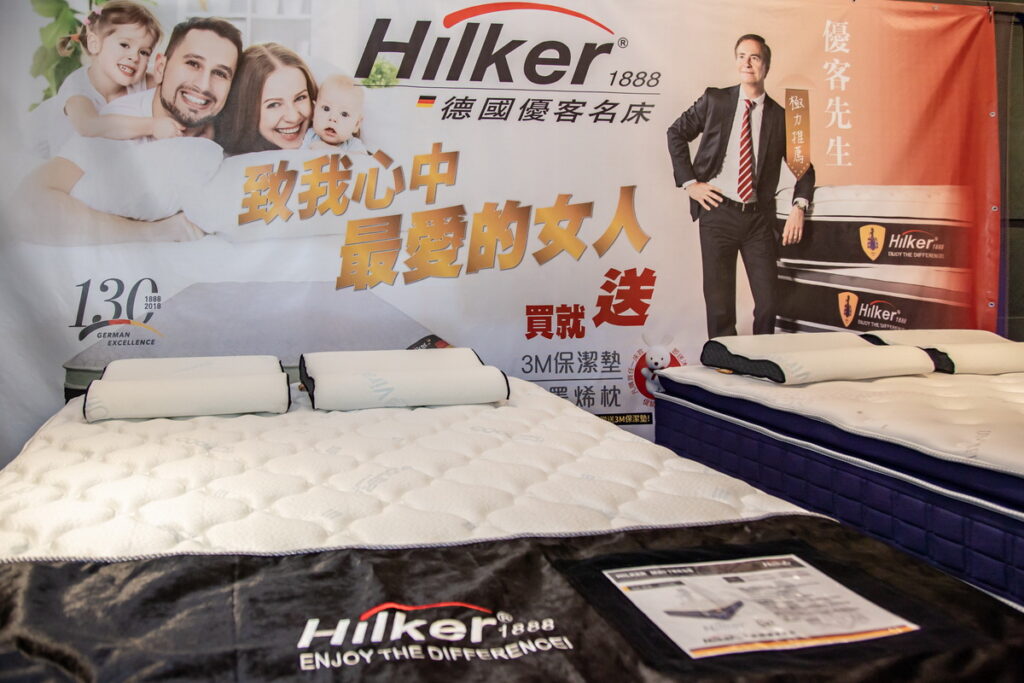 記者會上展示的四張床墊,AirFlow 零度泡眠床、130年經典紀念床、GH520、GH雷奧,AirFlow 零度泡眠床,此外,德國優客名床的床墊產品也具有優秀的支撐性和適應性,能夠有效地減輕人體的壓力,保護人體的脊椎健康,還採用了人體工學設計,能夠根據人體不同的睡姿和體型進行調整,讓人們在睡眠中享受到更加貼合身體的感覺。
