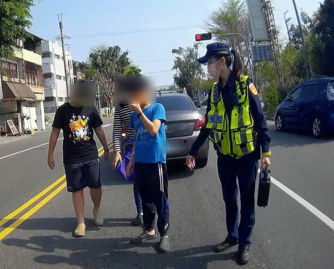 ▲ 馮姓媽媽載小孩參加游泳考試途中發生車禍，警員立即聯繫警網支援            (圖/台中市警察局 提供)