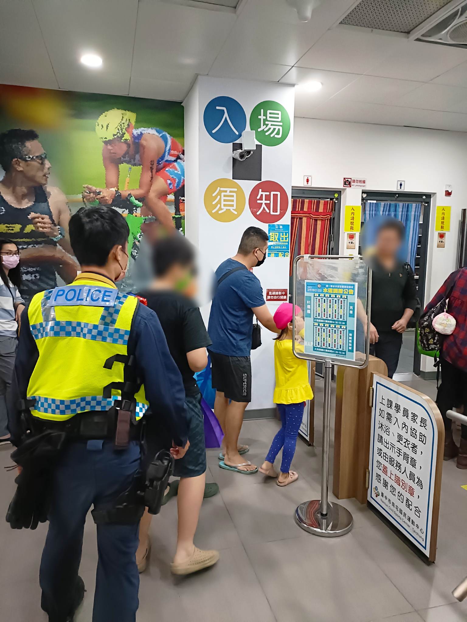 ▲ 員警以警車載送孩童直奔考場，順利參加游泳晉級檢定 (圖/台中市警察局 提供)