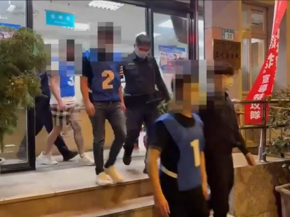 尋仇拿刀砸店踹店狗被逮 走出警局遇仇人友遭圍毆 78 216