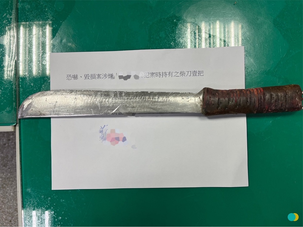 尋仇拿刀砸店踹店狗被逮 走出警局遇仇人友遭圍毆 80 S 109633791