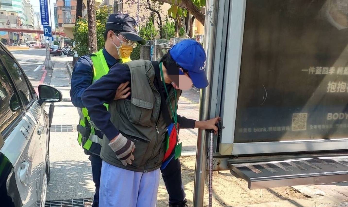 中市警一分局西區派出所日前助手腳顫抖走路不穩民眾穿越馬路。(圖/記者謝榮浤翻攝)