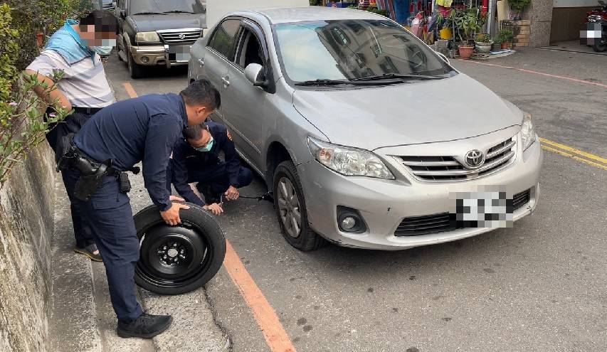 中市警霧峰分局霧峰派出所日前協助車輛突然爆胎停在路邊不知所措民眾脫困。(記者謝榮浤翻攝)