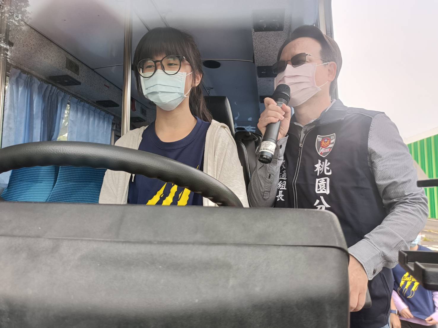 為了宣導大型車內輪差與視野死角的危險性,桃園監理站特別安排大貨車、大客車,讓同學們輪流登上駕駛座體驗。(記者翁約博翻攝)