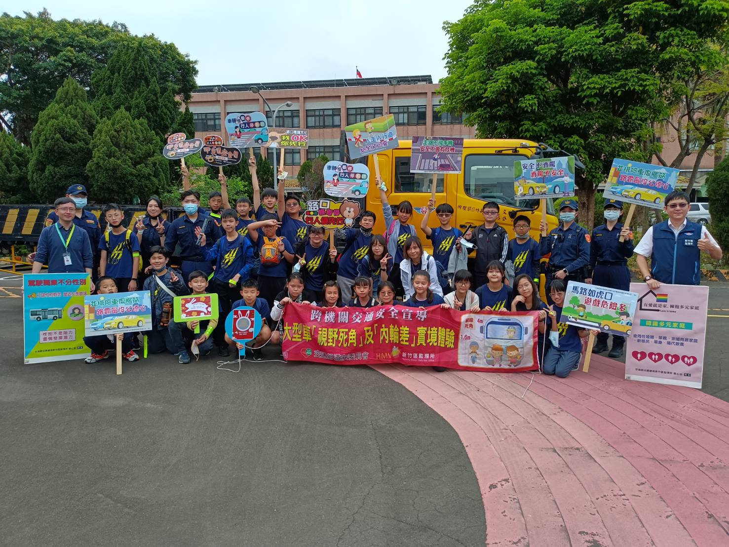 桃園監理站結合桃園警分局及桃園市交通警察大隊共同辦理「內輪差及視野死角實景展演」。(記者翁約博翻攝)