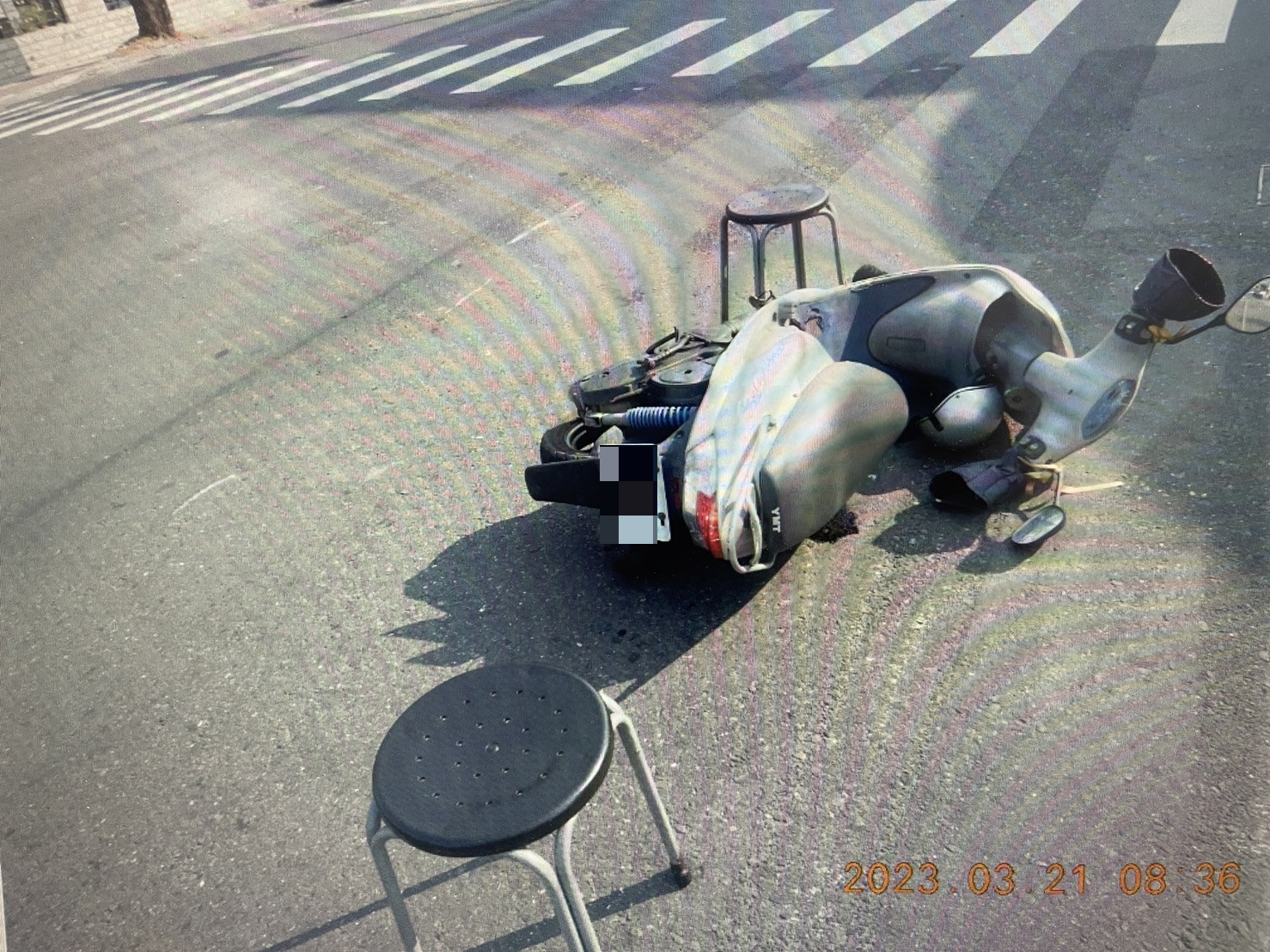 自小客車闖紅燈肇事 警籲行經路口時應具備正確觀念