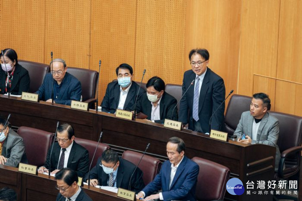 交通局長回應議員質詢。<br /><br />