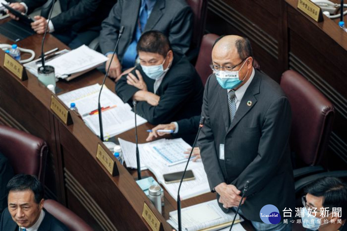 環保局長接受議員質詢。<br /><br />