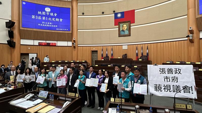 桃園市議會22日爆發局長與議員對罵衝突,議會民進黨團要求市府向議會道歉,並處分該局長。中央社