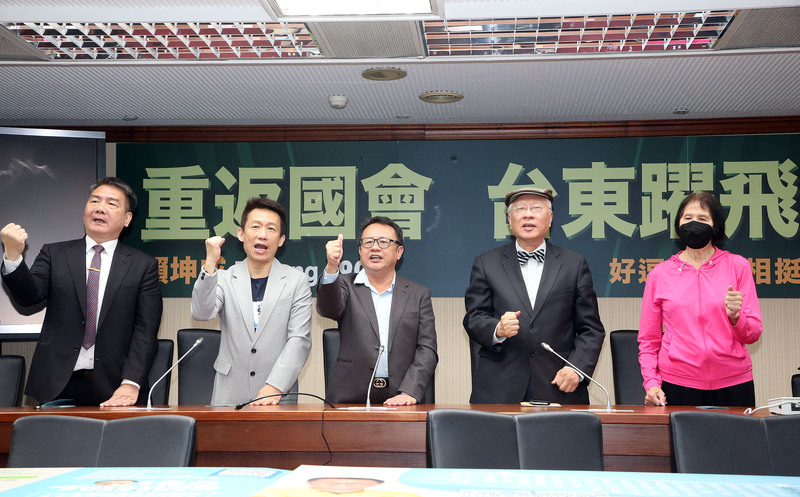 賴坤成(中)22日宣布參與台東區立委黨內初選,挑戰現任立委劉櫂豪。演藝圈好友郭子乾(左2)、綠營大老陳永興(右2)、體育界大老紀政(右)等人出席力挺。