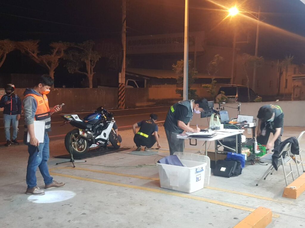 ▲ 警方於改裝車輛熱點路段攔查疑似噪音車輛,並引導至噪音檢查站受測 (圖/台中市警察局 提供)