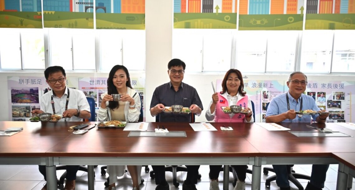 關心學童吃的健康 高市議會前往團膳業者處考察