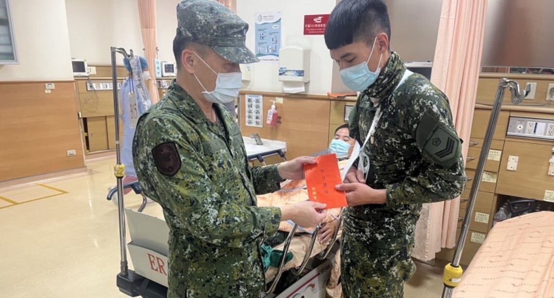 官兵執行水庫清淤任務翻車受傷  軍方立即送醫並予以慰問與鼓勵