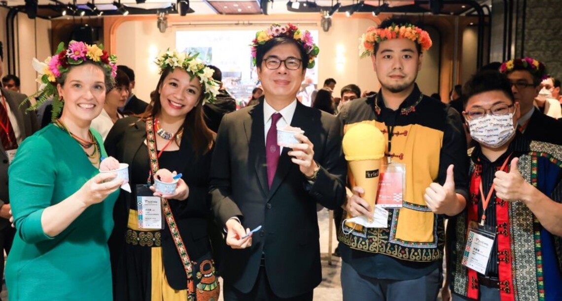 南台灣原住民族新創成果發表暨交流會 陳其邁與AIT處長孫曉雅到場品嚐萬壽菊冰淇淋!