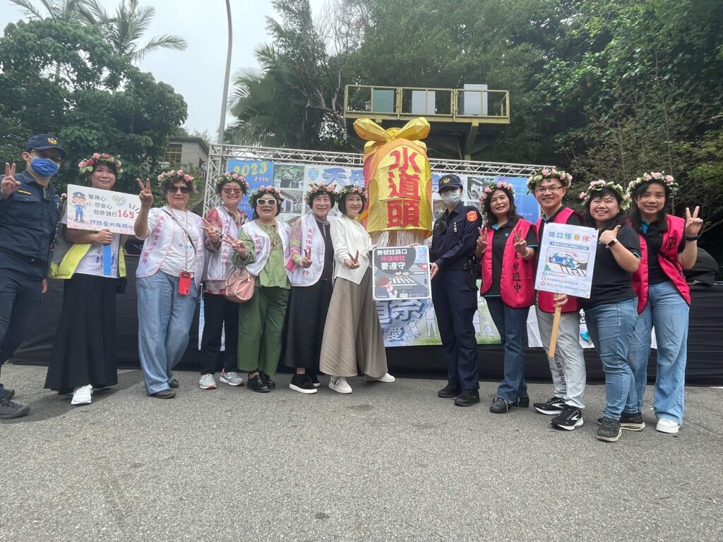 士林分局交通安全宣導團抓緊機會共襄盛舉,帥警靓警進駐活動現場設攤,向市民朋友們進行交安宣導,反光背條及LED燈宣導品大放送