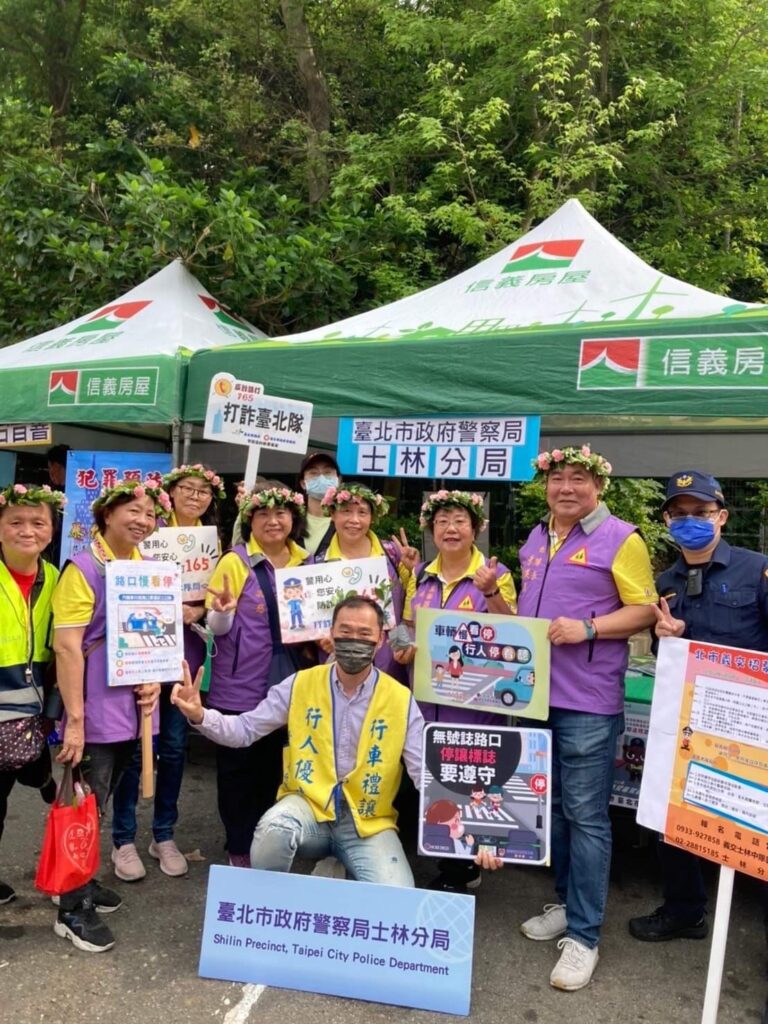 士林分局交通安全宣導團抓緊機會共襄盛舉,帥警靓警進駐活動現場設攤,向市民朋友們進行交安宣導,反光背條及LED燈宣導品大放送
