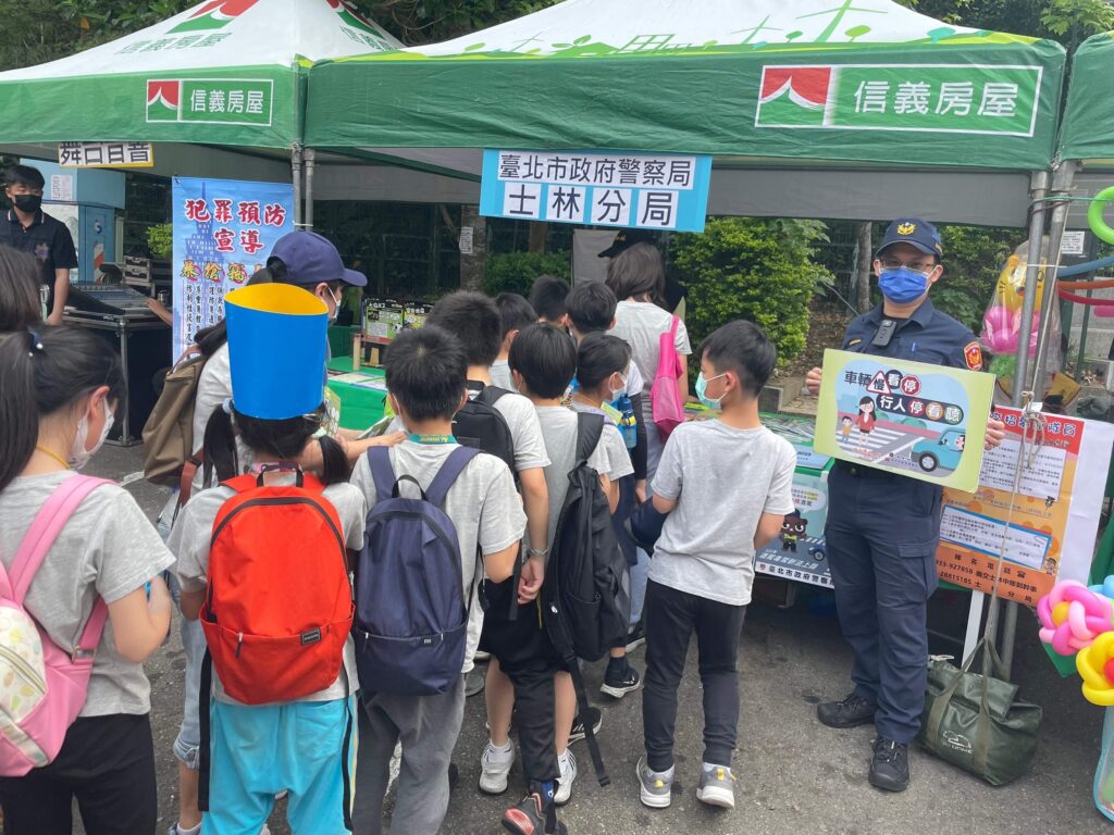 士林分局交通安全宣導團抓緊機會共襄盛舉,帥警靓警進駐活動現場設攤,向市民朋友們進行交安宣導,反光背條及LED燈宣導品大放送