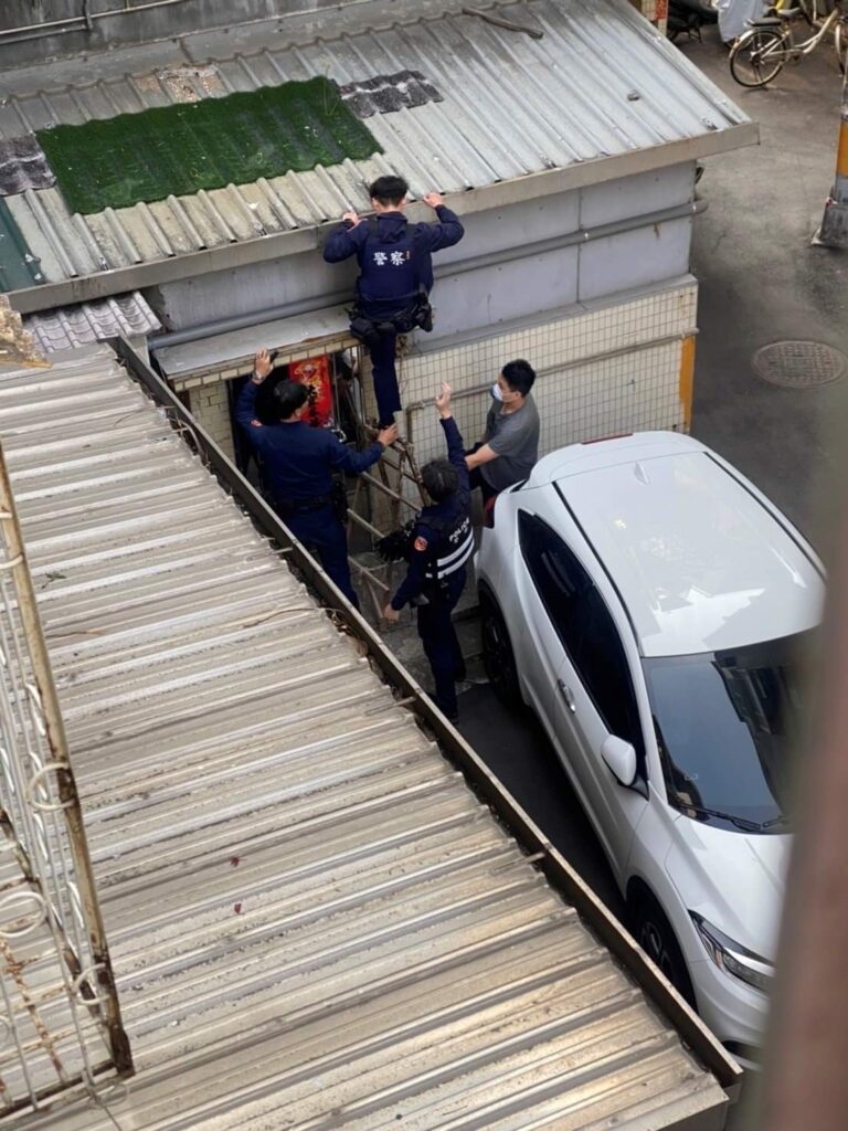 警方爬樓逮捕犯嫌畫面