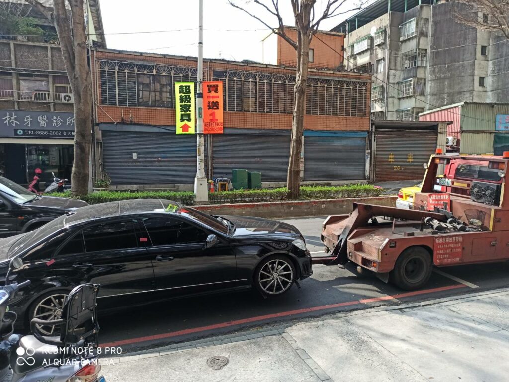 樹林警分局為提升民眾用路安全,於轄內易肇事路口同步實施行人路權大執法
