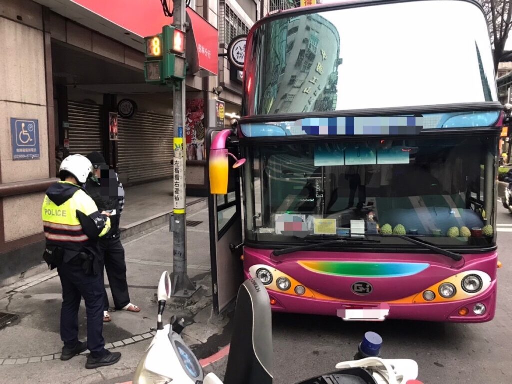 樹林警分局為提升民眾用路安全,於轄內易肇事路口同步實施行人路權大執法