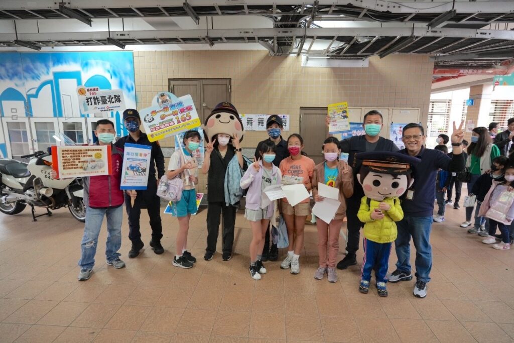 南港分局結合「南港國小校慶園遊會!」宣導『識詐』、『交通安全』、『婦幼安全』等觀念