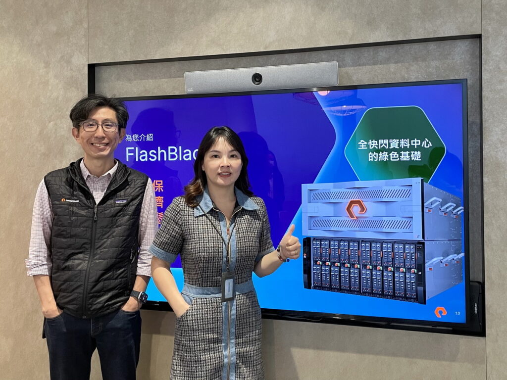 Pure Storage實現全快閃資料中心願景。圖為Pure Storage台灣區總經理呂晏緹(右)與大中華區技術總監何與暉(左)
