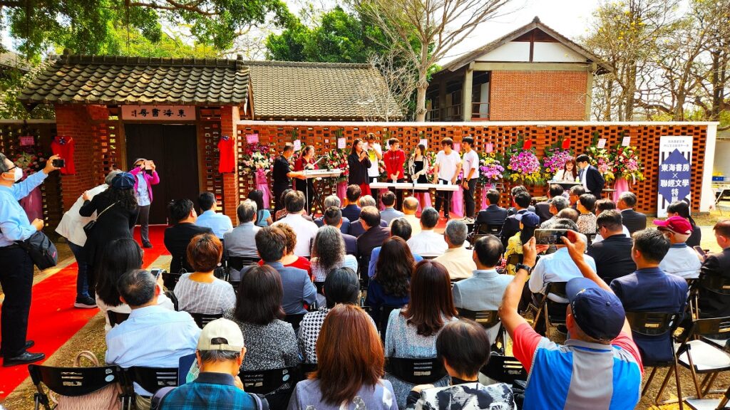 東海大學為服務全球校友與在校師生情感連結,開放校園古蹟「東海書房」場域作為休憩小棧,並攜手「聯經出版社」規劃常設書展。畫面是東海大學學生社團精彩表演。(圖/陳惠玲攝影)