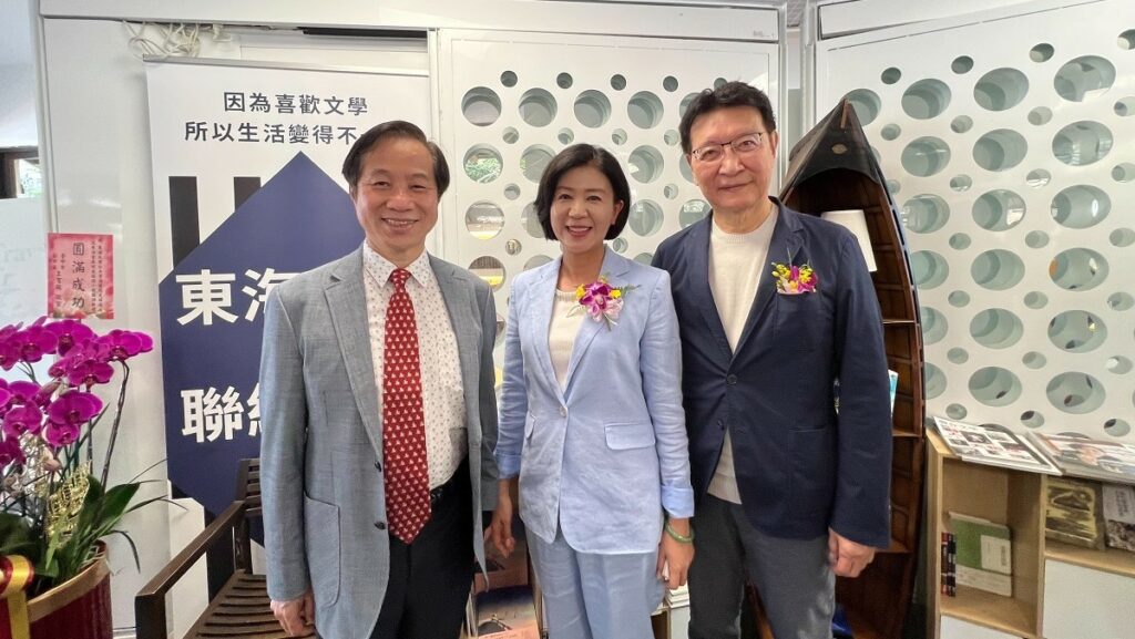 東海大學校長張國恩(左)、台中市副市長王育敏(中)、中國廣播公司董事長趙少康(右)(圖/東海大學提供)