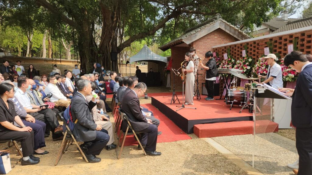 東海大學「公共事務暨校友服務處」與「東海書房-校友服務小棧」聯合揭牌儀式前,由哲學系校友演奏爵士樂開場。(圖/陳惠玲攝影)