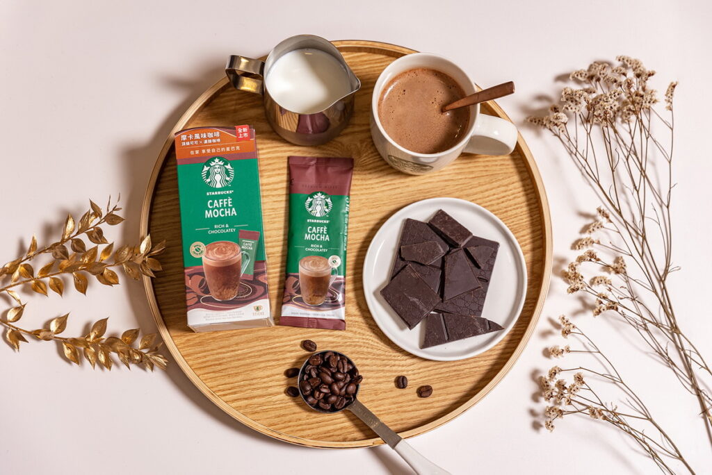 靈感來自星巴克®門市,只需一杯熱水就可在家重現經典口味—星巴克®特選系列摩卡咖啡。