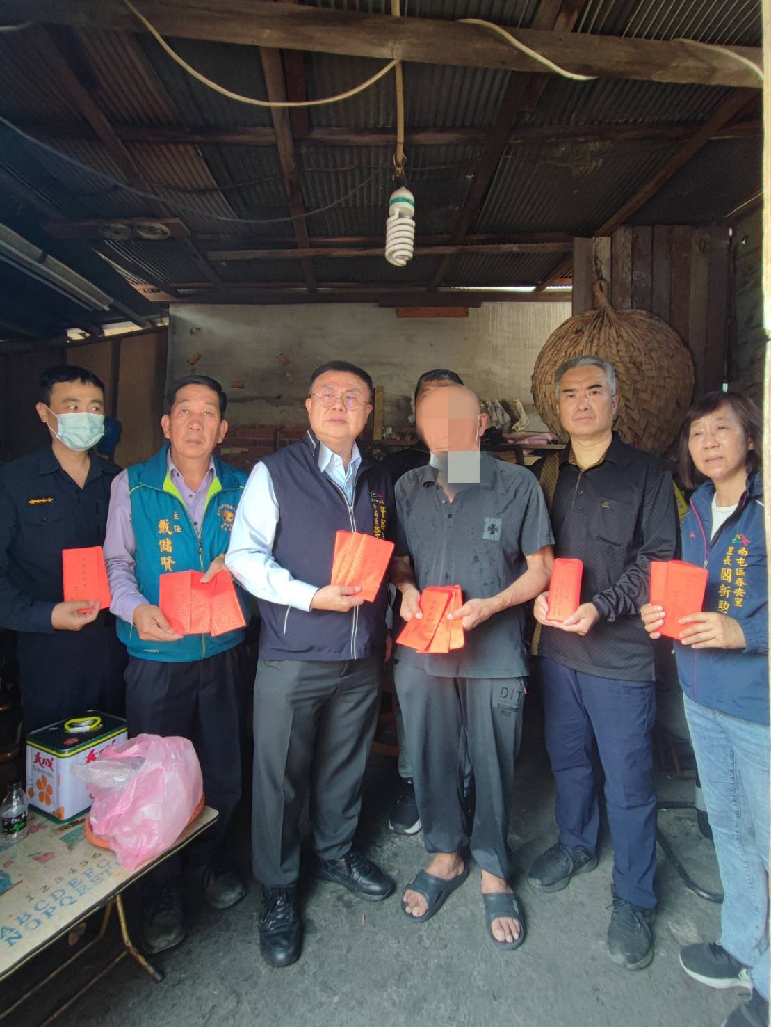 ▲ 楊男母親因病過世卻無錢安葬,轄區警長積極愛心募款助渡過難關 (圖/台中市警察局 提供)