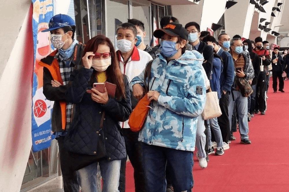 臺北市「青年實習啟航X就業博覽會」現場排隊人潮