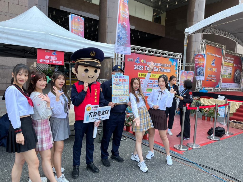 信義分局打詐隊不放過任何大型活動現場宣導。(記者林金聖翻攝)