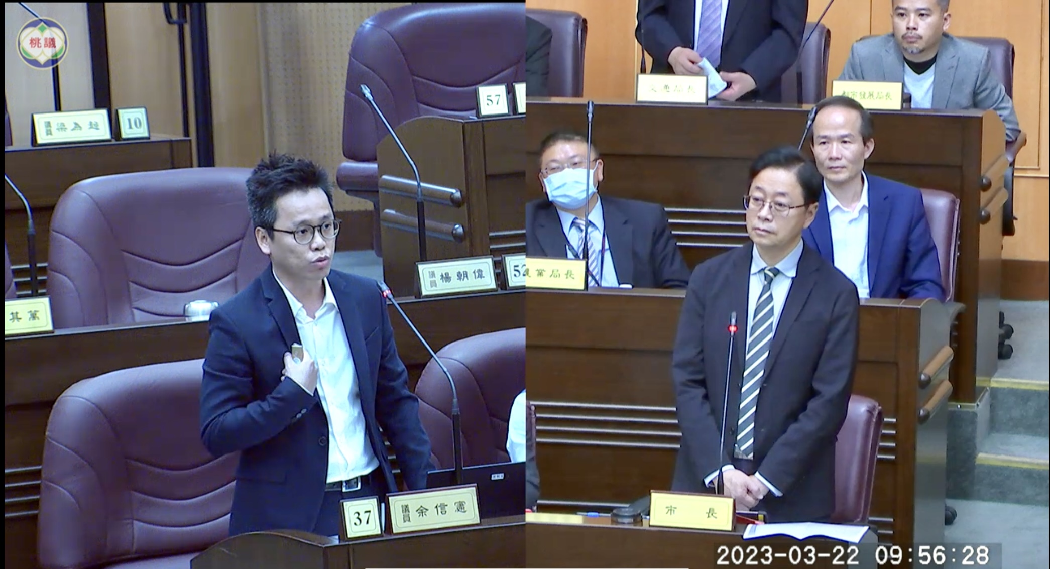 民進黨議員余信憲（左）酸張巿府的工作報告是「複製貼上」。（記者馬治薇攝）