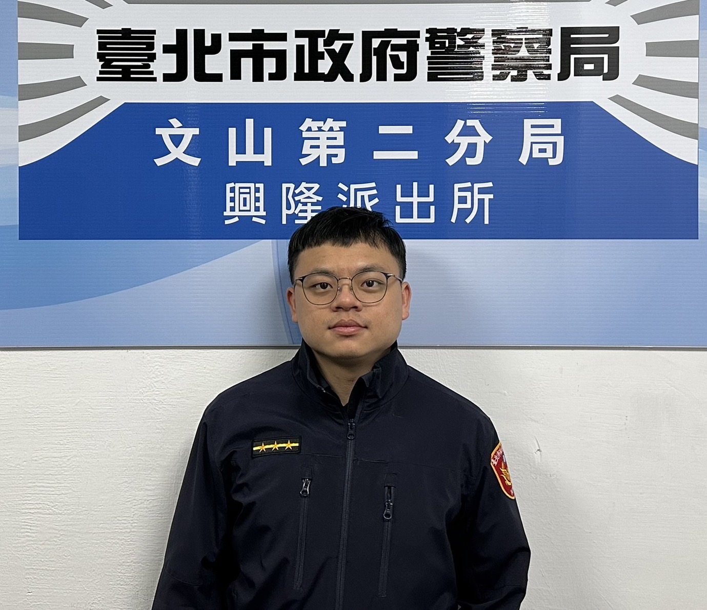 文山第二分局興隆派出所警員吳泓緯日前接獲安泰銀行報案,即時至現場保住婦人辛苦積蓄。(記者楊國域翻攝)