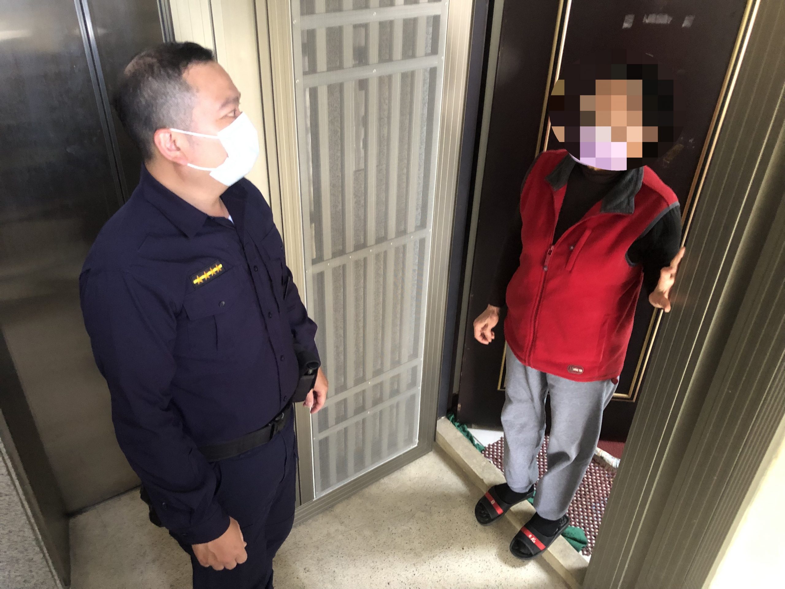 中市警二分局立人派出所見婦孤苦無依,日前主動協助轉介相關社福團體申請補助,讓其困境得以緩解。(圖/記者謝榮浤翻攝)
