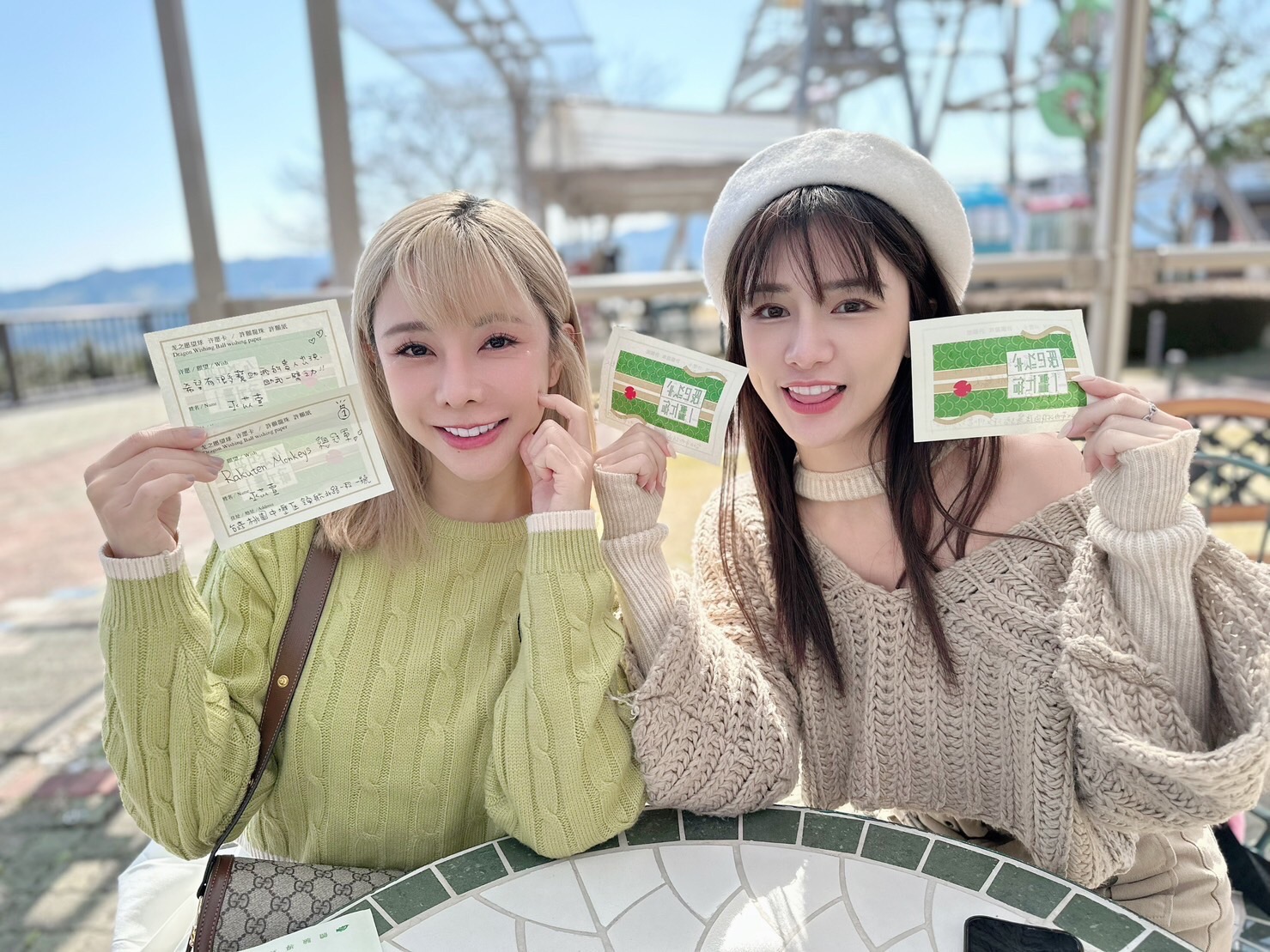 樂天女孩苡萱、岱縈在明信片寫下,Rakuten Monkeys總冠軍的心願。(照片提供:Rakuten Girls)